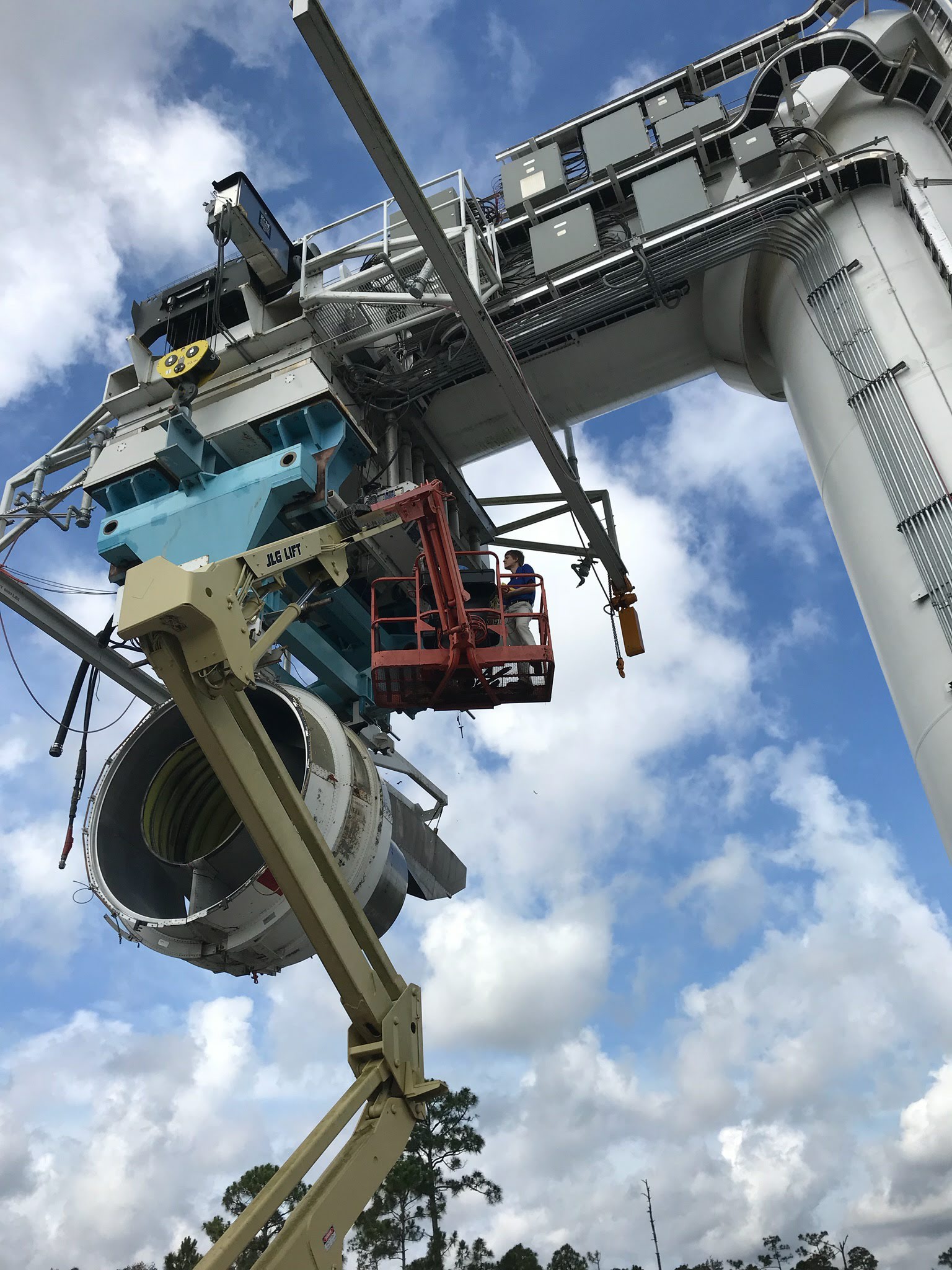A technician using the 1510A to inject simulated vibration signals at a jet engine thrust frame to verify the facility wiring and DAQ configuration.